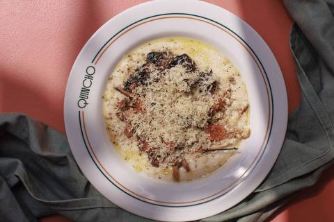 Aprenda a fazer cogumelos assados com purê de cebola do Quincho, melhor restaurante vegetariano de SP