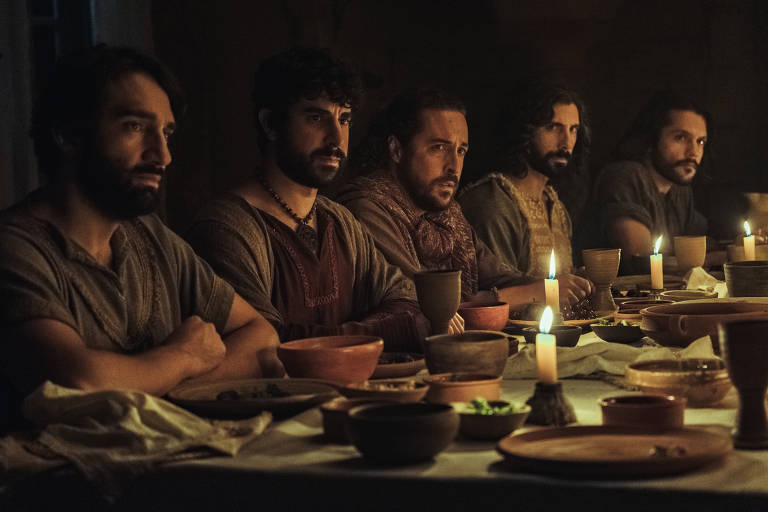 Imagens da quinta temporada da série "The Chosen" que estreia em 10 de abril nos cinemas brasileiros; na foto, os discípulos de Jesus durante a última ceia