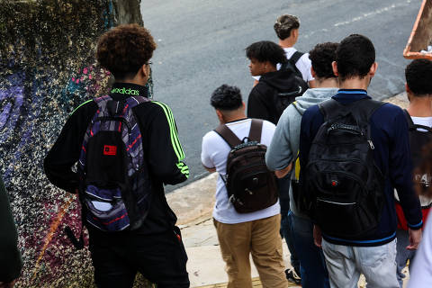 SAO PAULO/ SP, BRASIL, 03.02.2025: Alunos na saída do primeiro dia de aula na  Escola estadual Gavião Peixoto, em Perus. Escolas estaduais começam as aulas com a proibição do uso de celular pela primeira vez.   (Foto: Zanone Fraissat/Folhapress, COTIDIANO)***EXCLUSIVO****