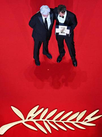 TOPSHOT - US director Sean Baker (R) poses next to US director George Lucas after winning the Palme d'Or for the film 