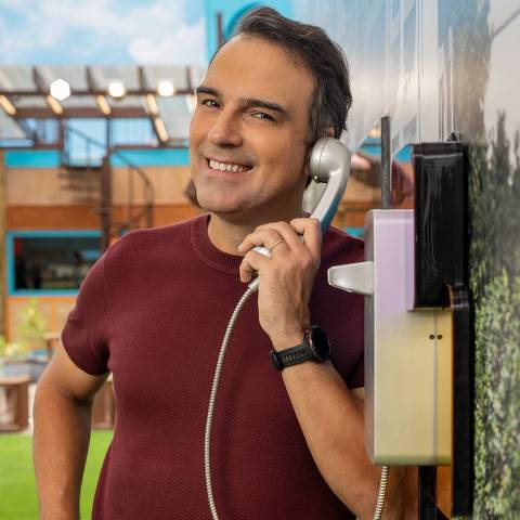 Tadeu Schmidt posa junto ao Big Fone na casa do BBB 25