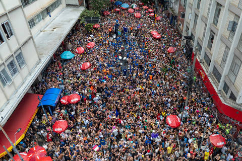 SAO PAULO, SP - 03/03/2025 - Foliões no carnaval no bloco a Espetacular Charanga do França, no bairro da Santa Cecília, em São Paulo. (Foto: Danilo Verpa/Folhapress, COTIDIANO) ORG XMIT: 613056