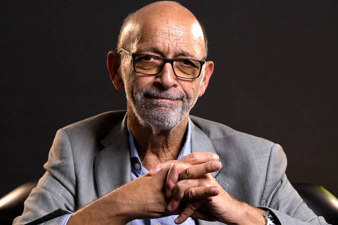 O medico Alexandre Kalache participa de gravacao de curso para a CasaFolha, no estuido da TV Folha, em Sao Paulo
