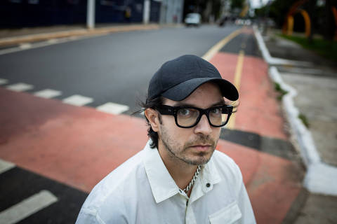 SÃ0 PAULO - SP - BRASIL - 15.03.2025 - 17H00: VÍTIMAS DE LATROCÍNIO. João Medeiros, 43, designer e diretor de arte, irmão de Vitor Medrado, ciclista morto em latrocínio no Parque do Povo. Retrato feito na ciclofaixa da avenida Paulista, em frente a praça Mal. Cordeiro de Freitas.  (Foto: Adriano Vizoni/Folhapress, COTIDIANO) *** EXCLUSIVO FSP ***
