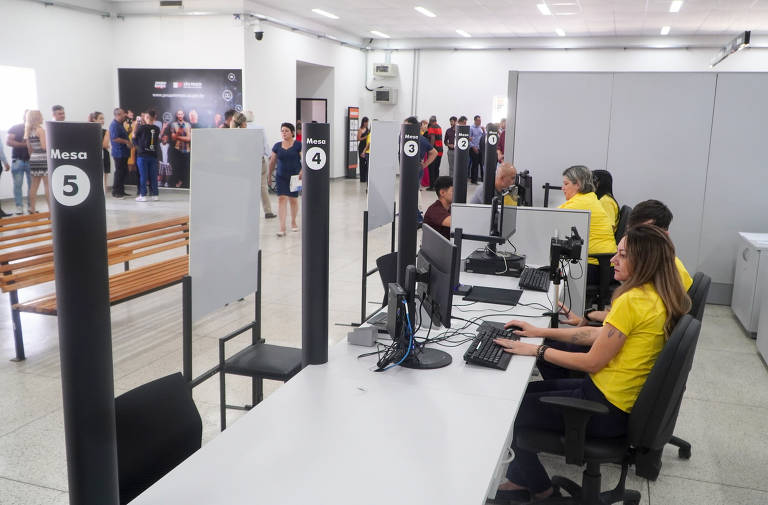 O programa é reconhecido pela população por concentrar nos seus postos de atendimento diversos serviços relacionados à emissão de documentos pessoais, com CPF e CNH, regularização imobiliária, veicular, entre outros; a fotografia é da unidade de Biritiba Mirim, na Grande SP