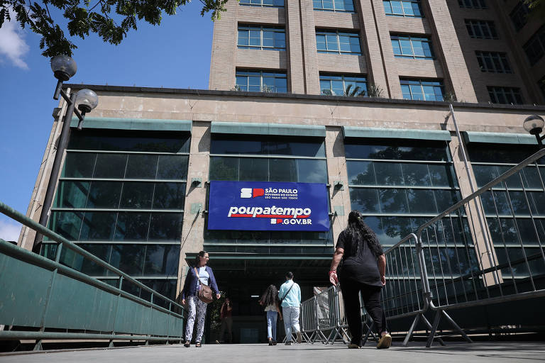 Atendimentos podem ser agendados pela internet, no site  poupatempo.sp.gov.br ou pelo aplicativo; imagem da fachada da unidade da praça da Sé, no centro de São Paulo