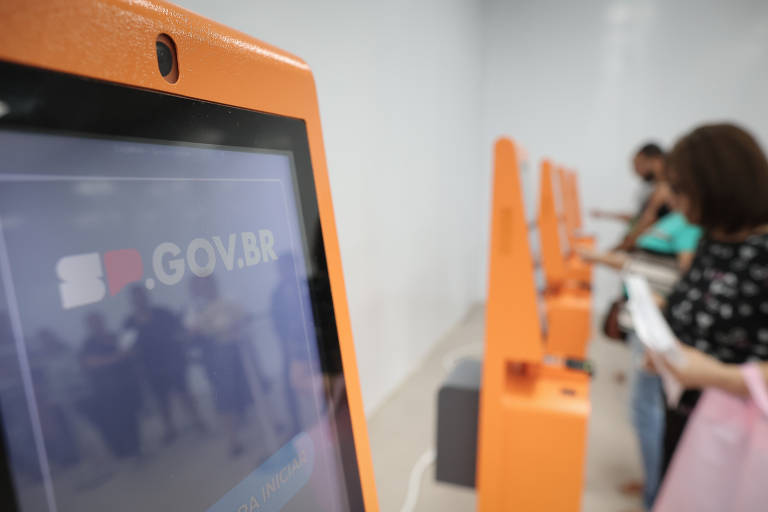 O serviço é administrado pela estatal estadual Prodesp, que contrata empresas terceirizadas para executar tarefas secundárias; pessoas retiram senha para atendimento na unidade da Sé