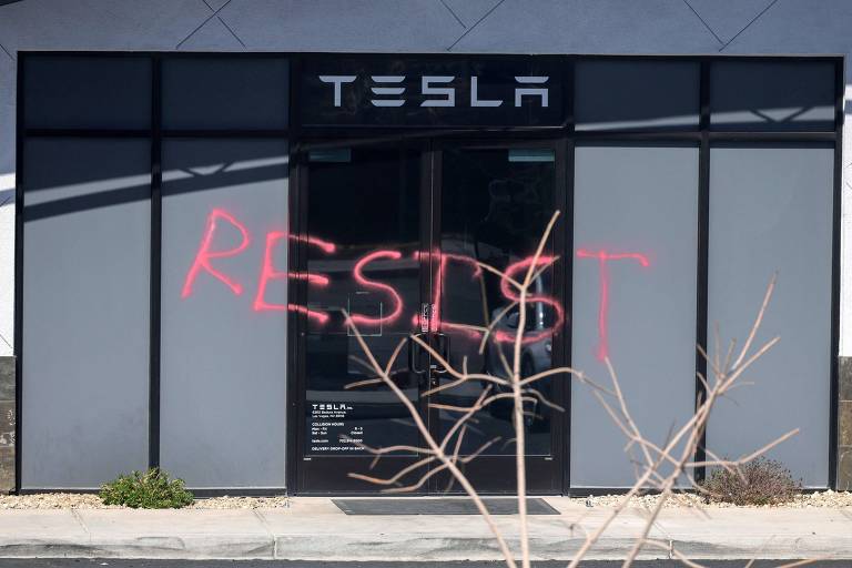 Oficina da Tesla foi grafitada com a palavra "Resist"