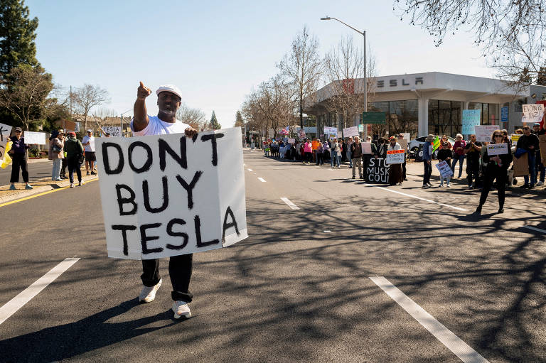 Protesto contra a Tesla e Musk na California
