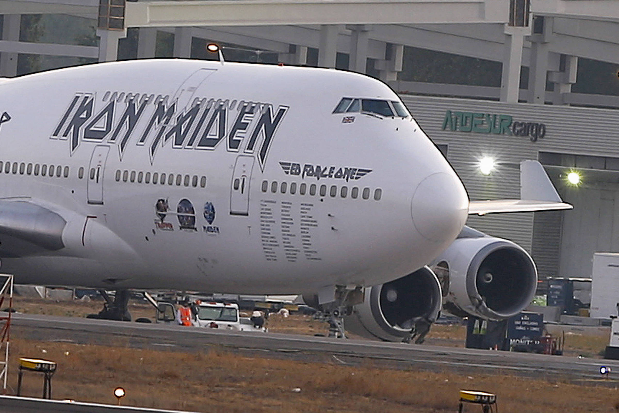 Avião que Iron Maiden usou em turnê é transformado em objetos colecionáveis