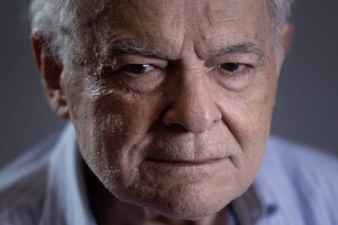SÃO PAULO - SP - BRASIL - 17.03.2025 - 17H00: OTHON BASTOS. Retrato do ator Othon Bastos, que, aos 91, está estrelando um extenso monólogo 