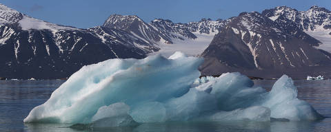 (240627) -- NY-ALESUND, June 27, 2024 (Xinhua) -- This photo taken on June 22, 2024 shows an iceberg in Svalbard, Norway.
  Based in China's Arctic Yellow River Station, Chinese scientists research on two glaciers in Ny-Alesund of Norway's Arctic Svalbard archipelago to reveal the rate of glacier retreat around the Yellow River Station and its response to global warming, providing an important basis for predicting sea level rise and the impact of climate patterns in the future. (Xinhua/Zhao Dingzhe)
