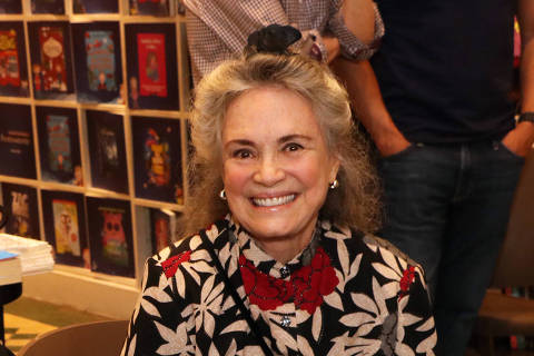 Boni e Regina Duarte  durante o lançamento do livro de Boni