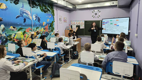 Alunos em escola subterrânea na cidade de Kharkiv, Ucrânia.
(  Foto: Patricia Campos Mello/Folhapress )