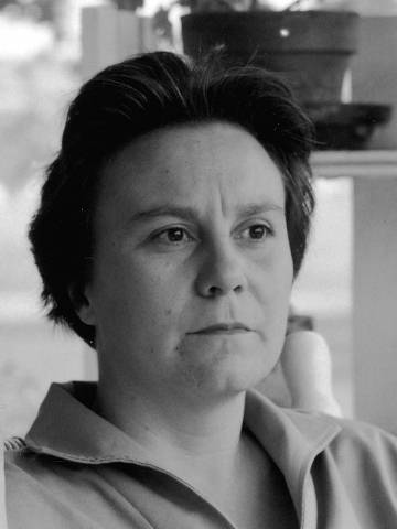 Literatura: a escritora norte-americana Harper Lee fuma em Monroeville, Alabama (EUA). *** ARQUIVAR ILU***  Portrait of American novelist Harper Lee smokes a cigarette as she sits on the porch of her parents home, Monroeville, Alabama, May 1961. Lee's novel 'To Kill a Mockingbird' was award the 1961 Pulitzer Prize in Fiction the previous month. (Photo by Donald Uhrbrock/Time & Life Pictures/Getty Images) *** PROIBIDA A PUBLICAÇÃO SEM AUTORIZAÇÃO EXPRESSA DO DETENTOR DOS DIREITOS AUTORAIS ***