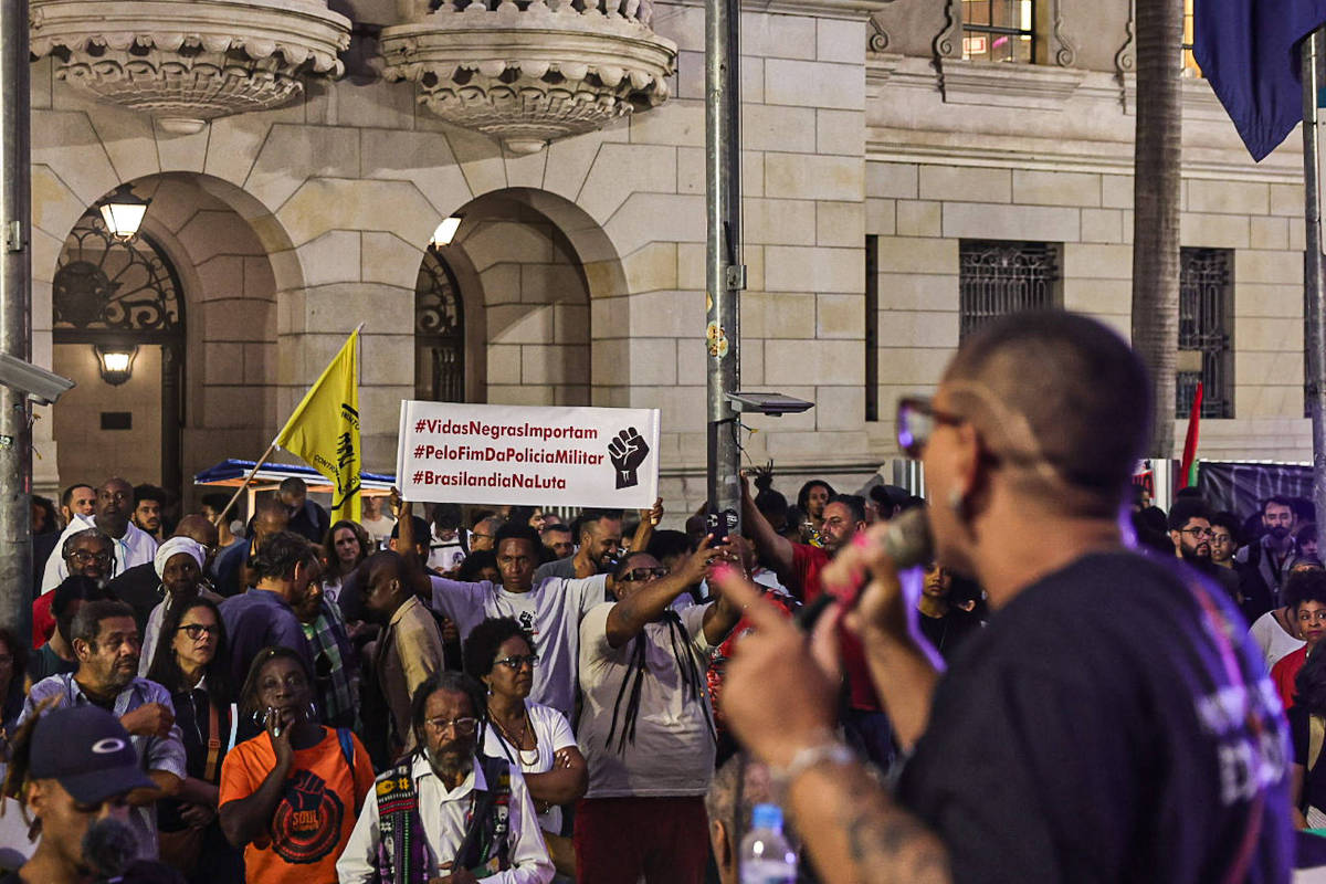 Manifestantes protestam contra a violência policial no centro de SP