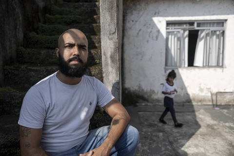 SAO PAULO -  SP - 21/03/2025 - Retrato de Gabriel, em sua casa no Jardim Apura, zona sul da capital. .   (Foto: Danilo Verpa/Folhapress, MERCADO) ORG XMIT: 613254