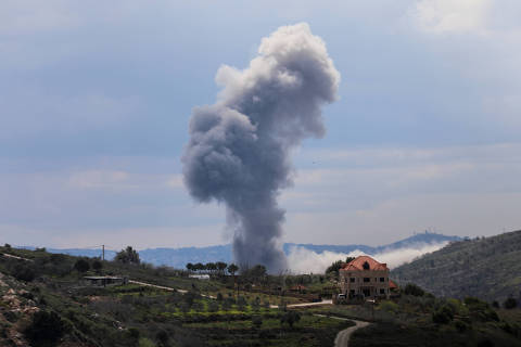 Smoke rises from Taibeh, following Israeli strikes in response to cross-border rocket fire, as seen from Marjayoun in southern Lebanon, March 22, 2025. REUTERS/Karamallah Daher    TPX IMAGES OF THE DAY ORG XMIT: GPD