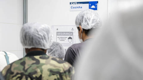 SÃO PAULO, SP, 21.02.2024 - CAPS-ALCOOLISMO - Aula de culinária no Centro de Atenção Psicossocial (Caps) AD III Paraisópolis, localizado na Zona Sul da cidade de São Paulo, sendo um dos caps com a da modalidade Álcool e Drogas (AD) da capital. (Foto: Allison Sales/Folhapress, SAÚDE ) ORG XMIT: 612928