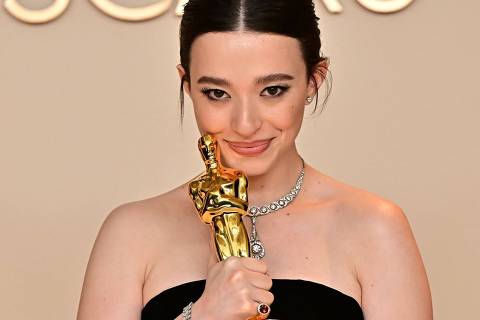 TOPSHOT - US actress Mikey Madison poses in the press room with the Oscar for Best Actress in a Leading Role for 