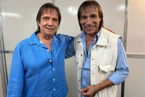 Roberto Carlos recebe Carlos Evanney em seu camarim