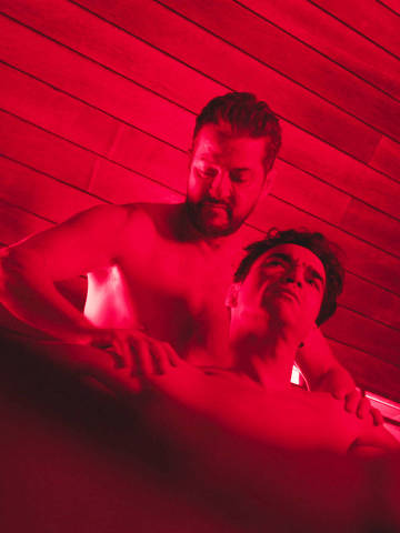 Rog faz massagem em Benjamin.
