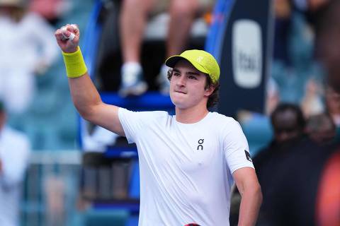 MIAMI GARDENS, FLORIDA - MARCH 22: Joao Fonseca of Brazil celebrates after defeating Ugo Huymbert of France during their match on day 5 at Hard Rock Stadium on March 22, 2025 in Miami Gardens, Florida.   Rich Storry/Getty Images/AFP (Photo by Rich Storry / GETTY IMAGES NORTH AMERICA / Getty Images via AFP)
