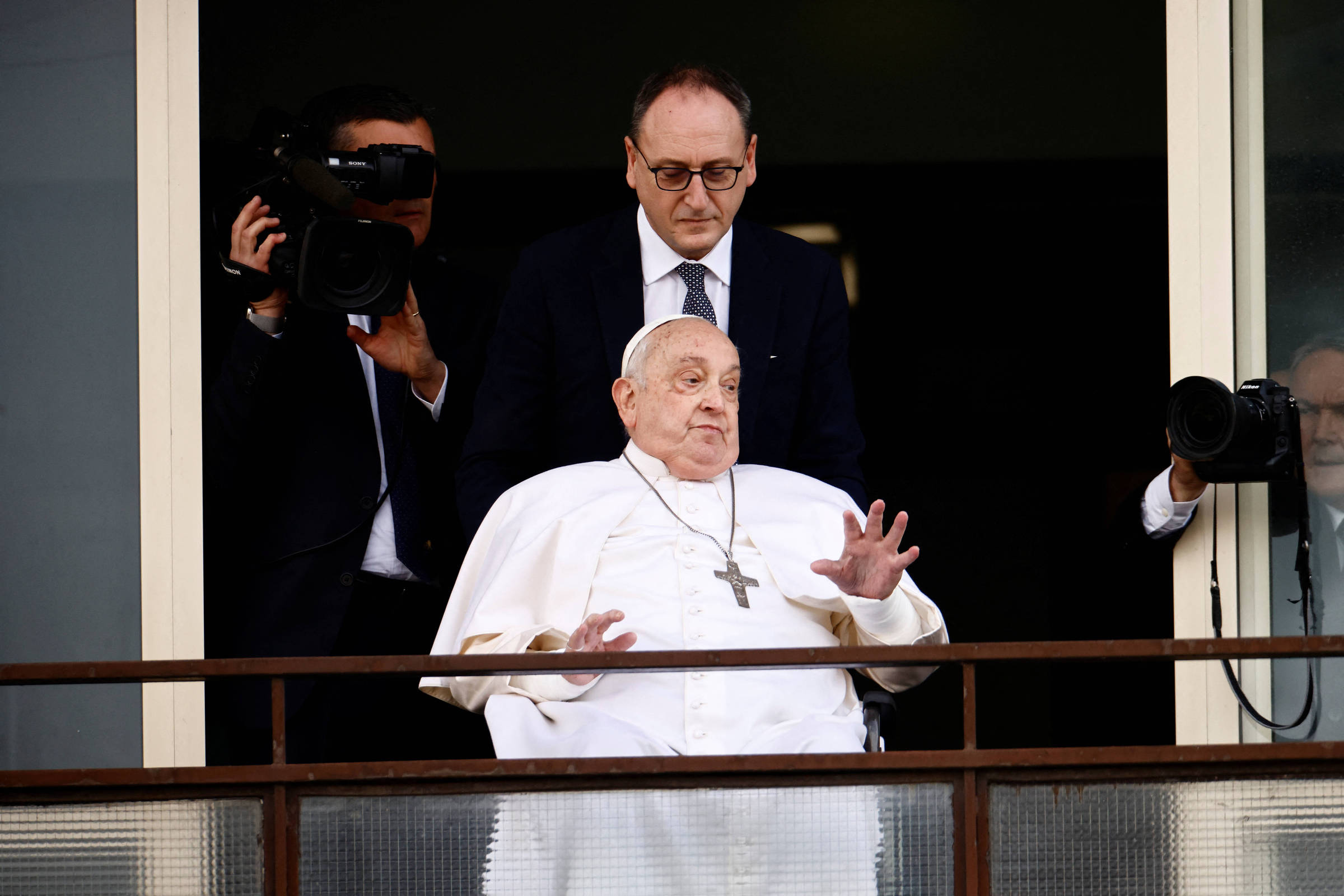 Papa Francisco acena para fiéis e recebe alta de hospital após 37 dias; veja vídeo