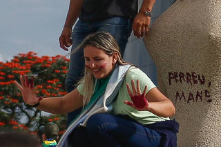 Golpista picha estátua da Justiça na invasão do 8/1