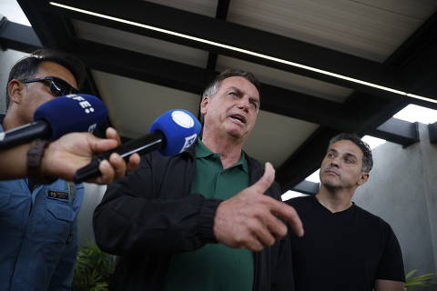 BRASÍLIA, DF, BRASIL - 25/03/2025: O ex-presidente Jair Bolsonaro chega no aeroporto de Brasília após passar a noite em São Paulo. O STF inicia hoje o julgamento da aceitação da denúncia da PGR sobre o inquérito do golpe, que pode tornar Bolsonaro réu. (FOTO: Pedro Ladeira/Folhapress, PODER)