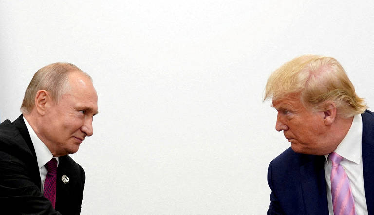 A imagem mostra dois homens em um encontro， ambos olhando um para o outro. O homem à esquerda tem cabelo curto e liso， vestindo um terno escuro com uma gravata. O homem à direita tem cabelo loiro e usa um terno escuro com uma camisa branca e gravata rosa. O fundo é branco e neutro.