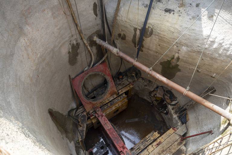Poço cavado por um tatuzinho, versão menor da tuneladora usada para as obras do metrô, que abre túneis subterrâneos para a instalação de tubulações de esgoto
