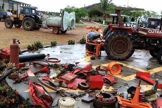 Máquinas agrícolas destruídas -MST