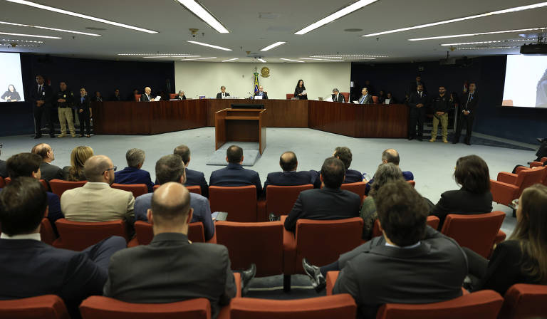 Jair Bolsonaro, contudo, não acompanhou o segundo dia de julgamento do STF. O ex-presidente assistiu à sessão do gabinete do seu filho, Flavio Bolsonaro (PL-RJ), no senado.