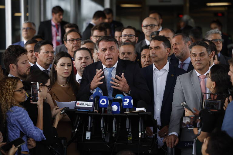 O ex-presidente Jair Bolsonaro fala com a imprensa na saída do senado, após assistir ao julgamento da primeira turma do STF que o tornou réu no inquérito do golpe de estado