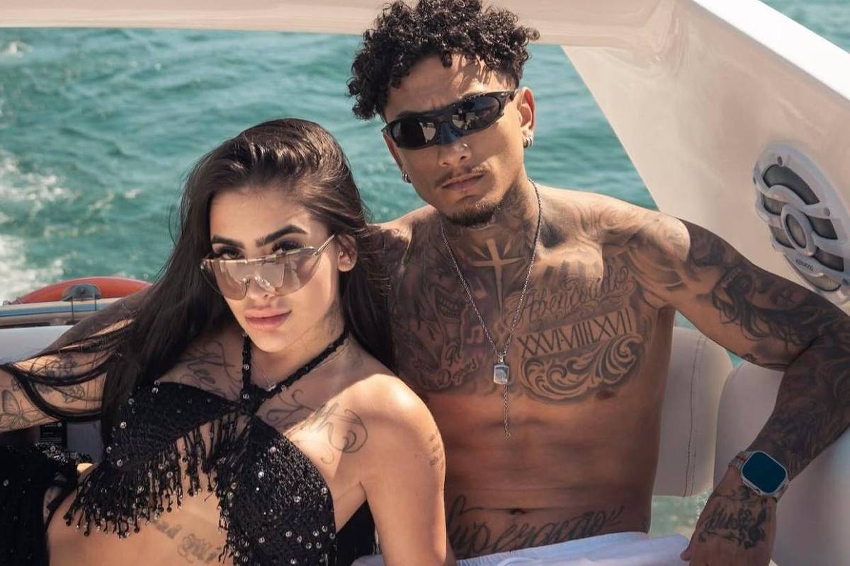 Mc mirella transando com dois