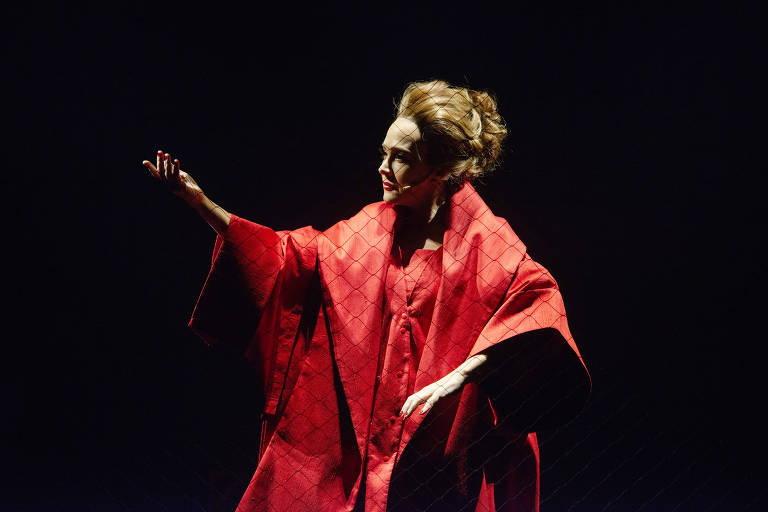 Cenas da peça 'O Papel de Parede Amarelo e Eu', com Gabriela Duarte