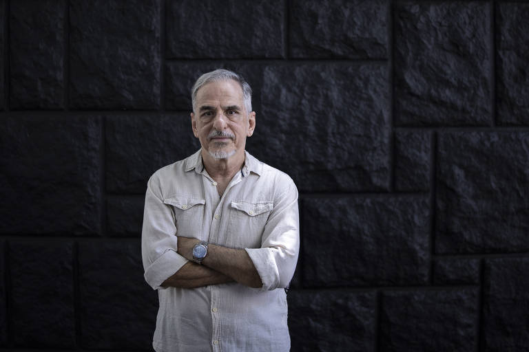 Aos 67 anos, ex-funcionário da Eletrobras foi aprovado em 1º lugar para analista de comércio exterior; Ricardo Cunha decidiu voltar ao trabalho em busca de complementação de renda