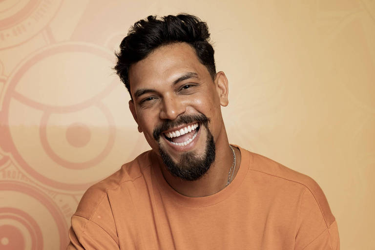 Homem negro sorrindo