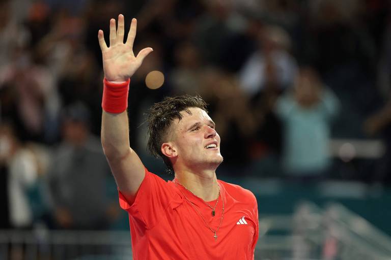 Tcheco de 19 anos impede 100º título da carreira de Djokovic