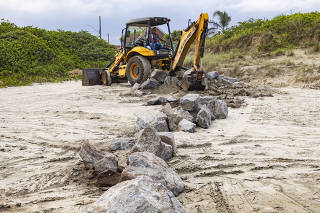 Fotos do bloqueio de pedras na praia de Santa Cruz, divisa com o município de Peruíbe