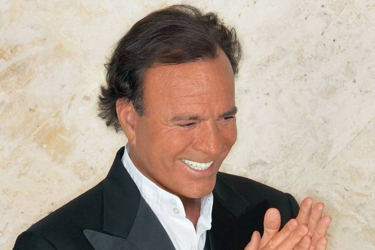 Julio Iglesias tem '500 anos da cintura para baixo' devido a tumor raro, afirma amigo