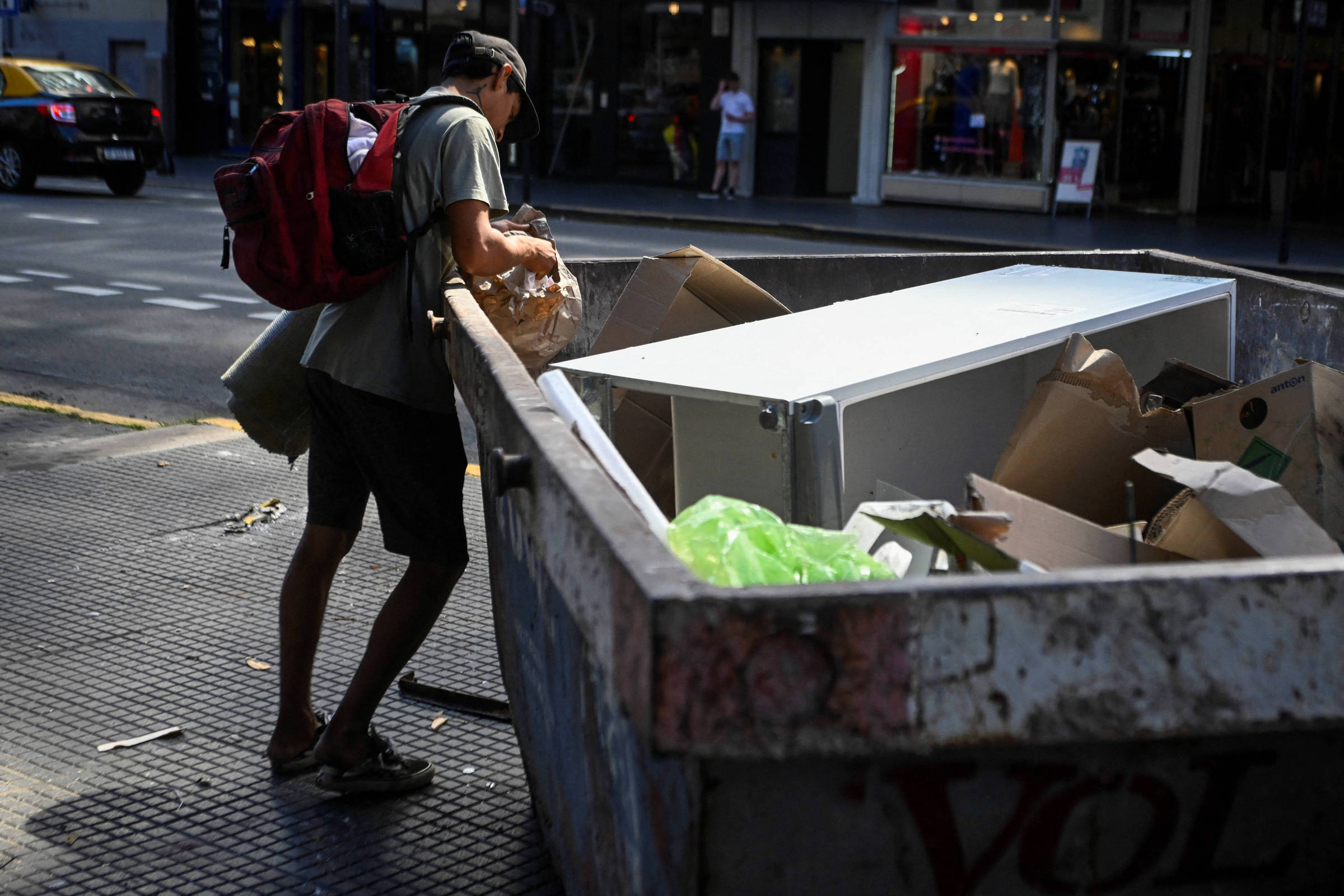 Pobreza cai na Argentina e atinge 31,6% no primeiro semestre deste ano