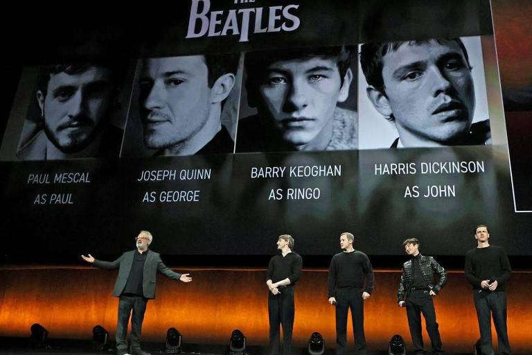 O diretor Sam Mendes no palco ao lado de Paul Mescal， Joseph Quinn， Barry Keoghan e Harris Dickinson
