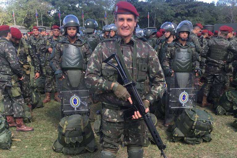 Coronel do Exército Rubens Pierrotti Junior， hoje na reserva， segura metralhadora quando era comandante do 8º Grupo de Artilharia de Campanha Pára-quedista， entre 2015 e 2016 