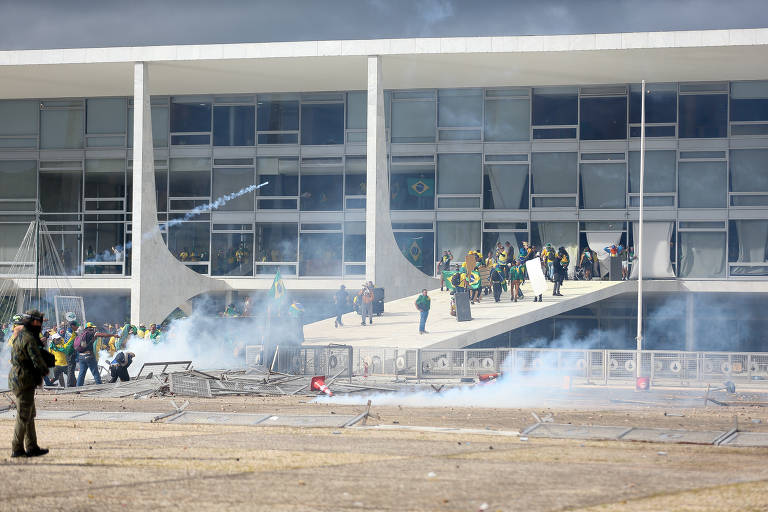 Manifestantes durante confronto com a tropa de choque da Polícia Militar na Praça dos Três Poderes, em frente ao Palácio do Planalto