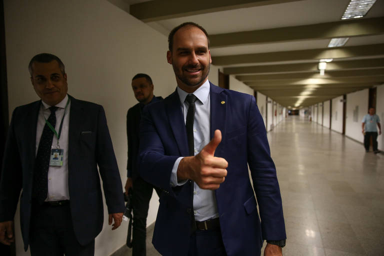 O filho do ex presidente Jair Bolsonaro, o deputado federal Eduardo Bolsonaro (PL) nos corredores da Câmara