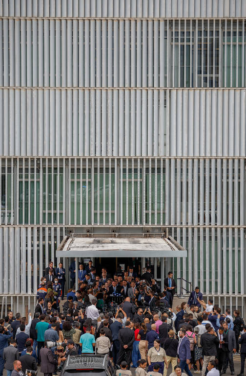 O ex-presidente Jair Bolsonaro, acompanhado de parlamentares e aliados, após julgamento no STF que o tornou réu no caso da trama golpista de 2022