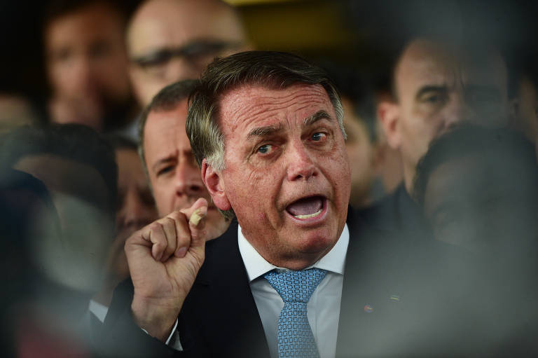 Após se tornar réu, o ex-presidente Jair Bolsonaro fala à imprensa