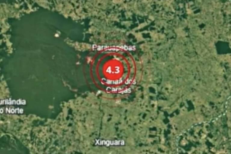 A imagem mostra um mapa da região de Parauapebas, no Pará, destacando um tremor de terra com magnitude de 4.3. O mapa apresenta áreas verdes e algumas cidades ao redor, com o texto informativo em destaque na parte superior.